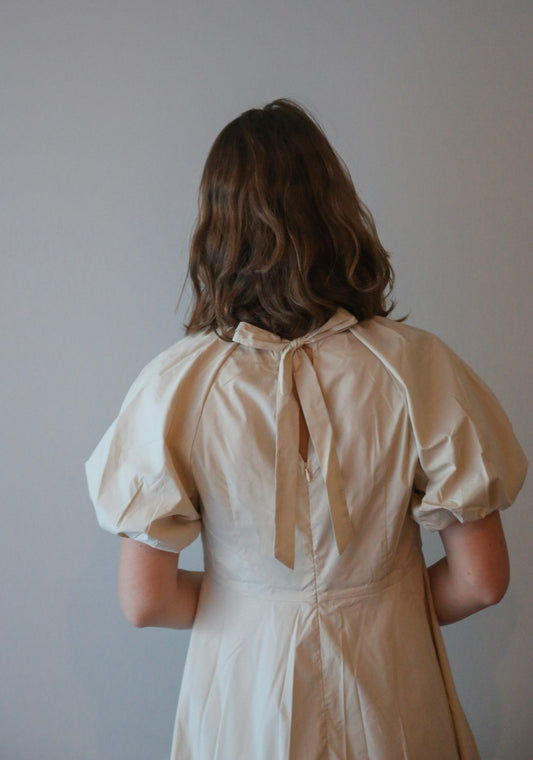 Iris jurk pofmouw beige