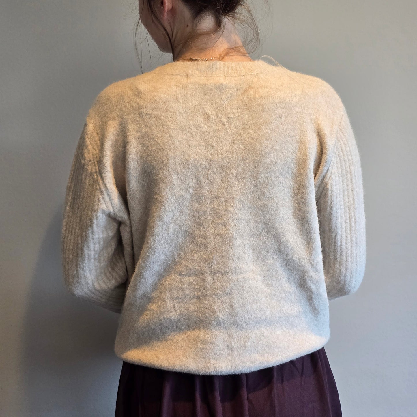 Crème trui met pareltjesknoop