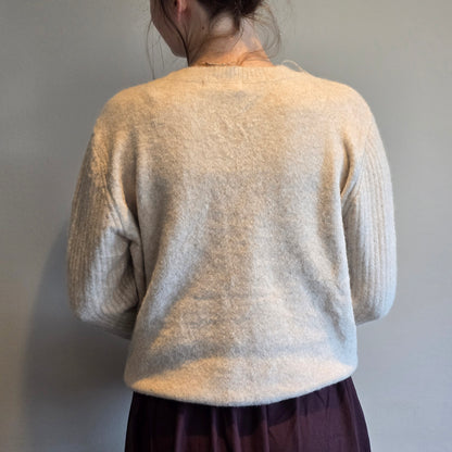 Crème trui met pareltjesknoop